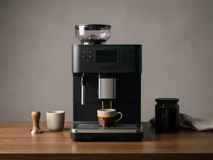 Fotorealistische Studioaufnahme von Kaffeevollautomat zum Thema Melitta Barista TS Smart, klare Lichtfuehrung - Foto: THN