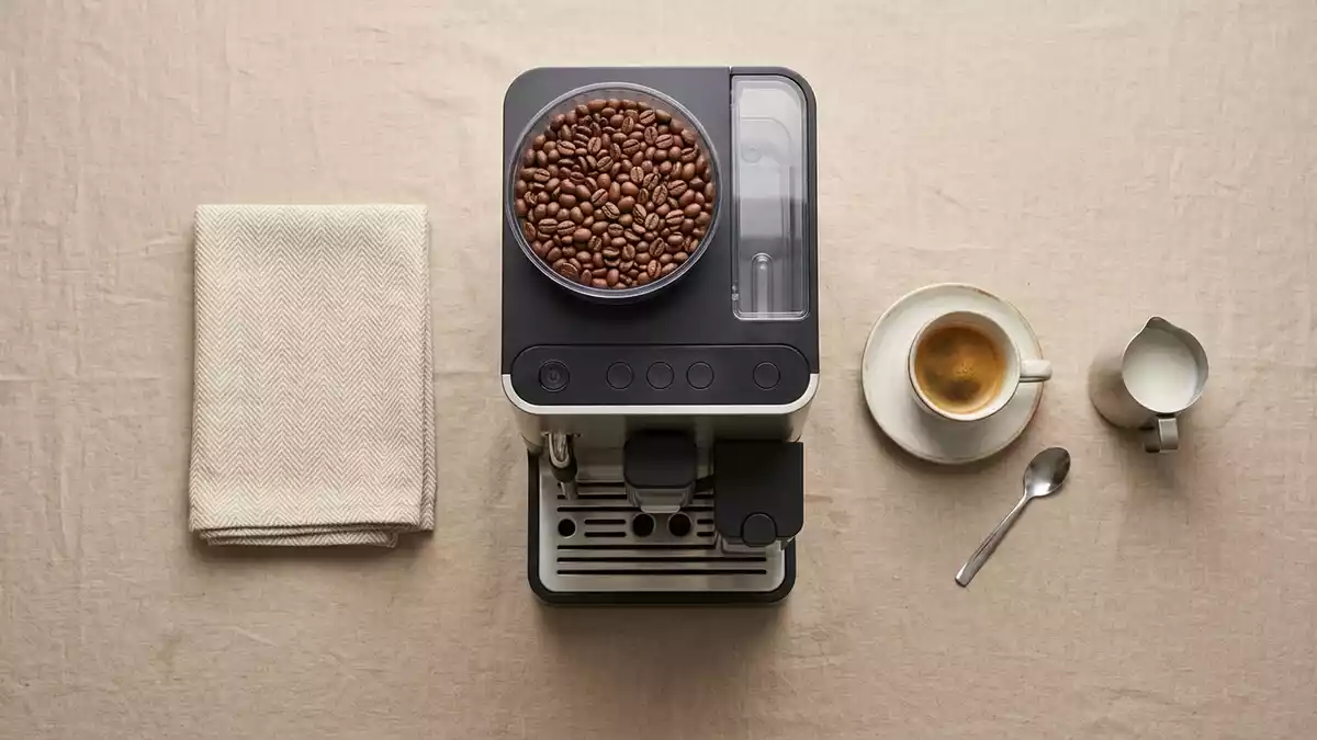Flatlay-Arrangement rund um Kaffeevollautomat mit passenden Requisiten von oben