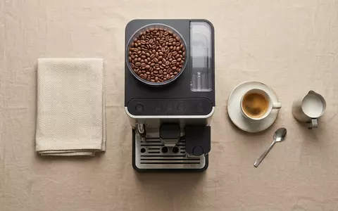 Flatlay-Arrangement rund um Kaffeevollautomat zum Thema Melitta Barista TS Smart, weiches Oberlicht - Foto: THN