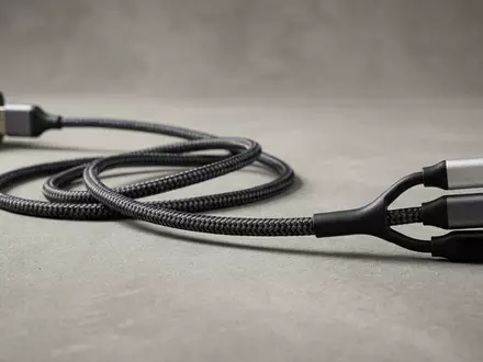Fotorealistische Studioaufnahme von Ladekabel zum Thema Mcdodo 3-in-1 Ladekabel USB-C, klare Lichtfuehrung - Foto: THN