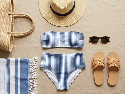 Flatlay-Arrangement rund um Bikini zum Thema Mayoii Damen 2-teiliger Badeanzug, weiches Oberlicht - Foto: THN
