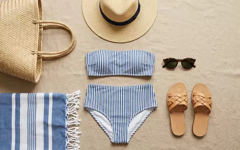 Flatlay-Arrangement rund um Bikini zum Thema Mayoii Damen 2-teiliger Badeanzug, weiches Oberlicht - Foto: THN