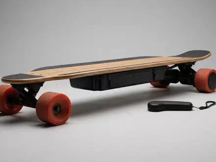 Fotorealistische Studioaufnahme von Elektro-Skateboard zum Thema Meepo V5 Electric Skateboard, klare Lichtfuehrung - Foto: THN