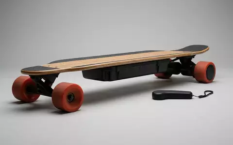 Fotorealistische Studioaufnahme von Elektro-Skateboard zum Thema Meepo V5 Electric Skateboard, klare Lichtfuehrung - Foto: THN