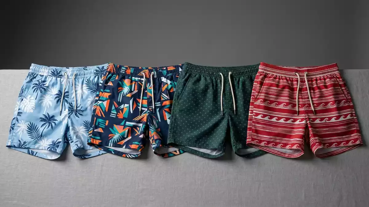 Fotorealistische Studioansicht von Badeshorts in neutraler Produktdarstellung, neutral