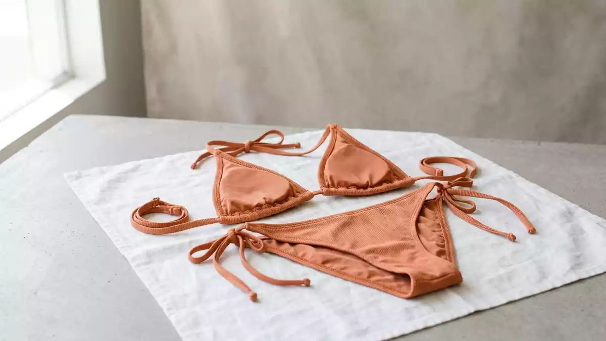 Fotorealistische Studioansicht von Bikini in neutraler Produktdarstellung, neutral