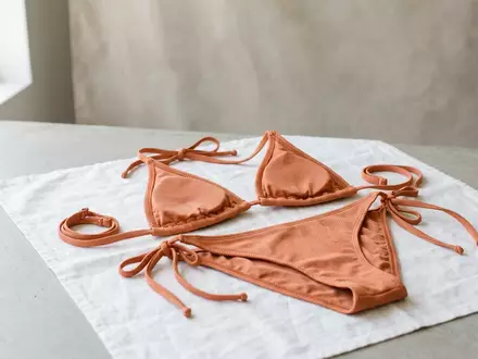Fotorealistische Studioaufnahme von Bikini zum Thema Roxy Damen Bikini-Set Beach, klare Lichtfuehrung - Foto: THN