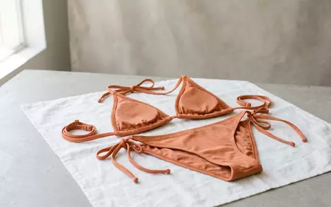 Fotorealistische Studioaufnahme von Bikini zum Thema Roxy Damen Bikini-Set Beach, klare Lichtfuehrung - Foto: THN