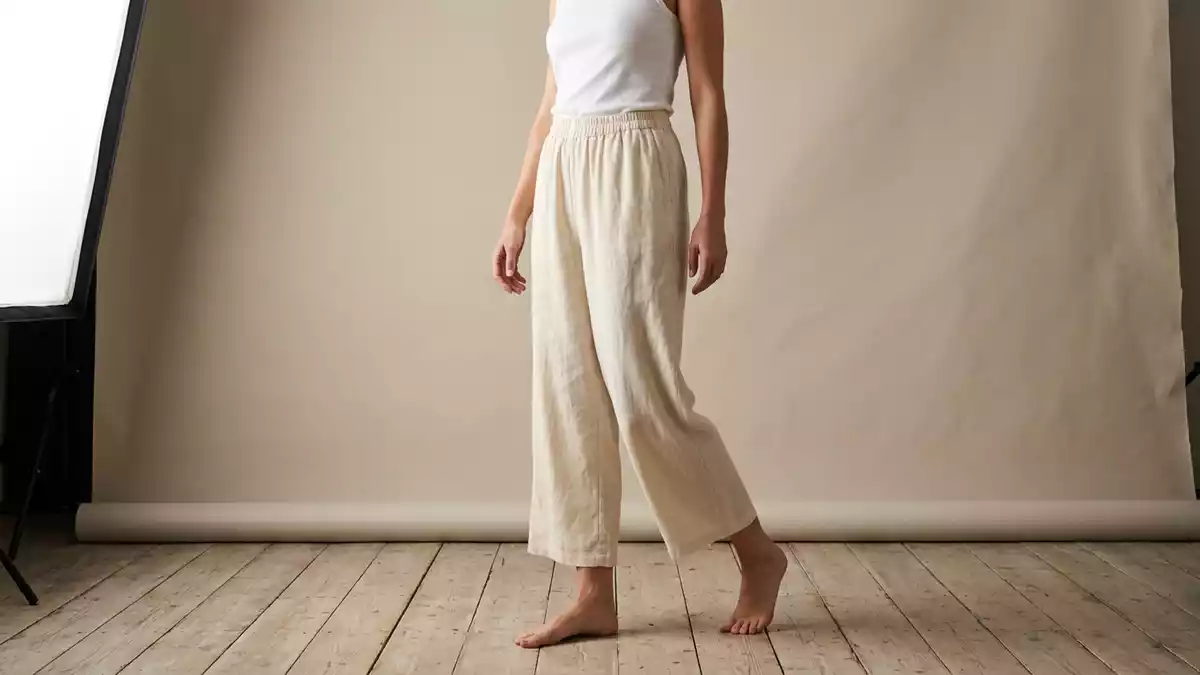 Fotorealistische Studioansicht von Strandhose in neutraler Produktdarstellung, neutral