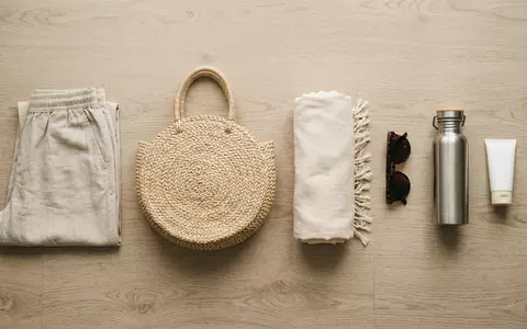 Flatlay-Arrangement rund um Strandhose zum Thema Roxy Damen Strandhose Popsurf, weiches Oberlicht - Foto: THN