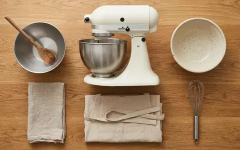 Flatlay-Arrangement rund um Kuechenmaschine zum Thema KitchenAid Artisan Küchenmaschine 4, weiches Oberlicht - Foto: THN