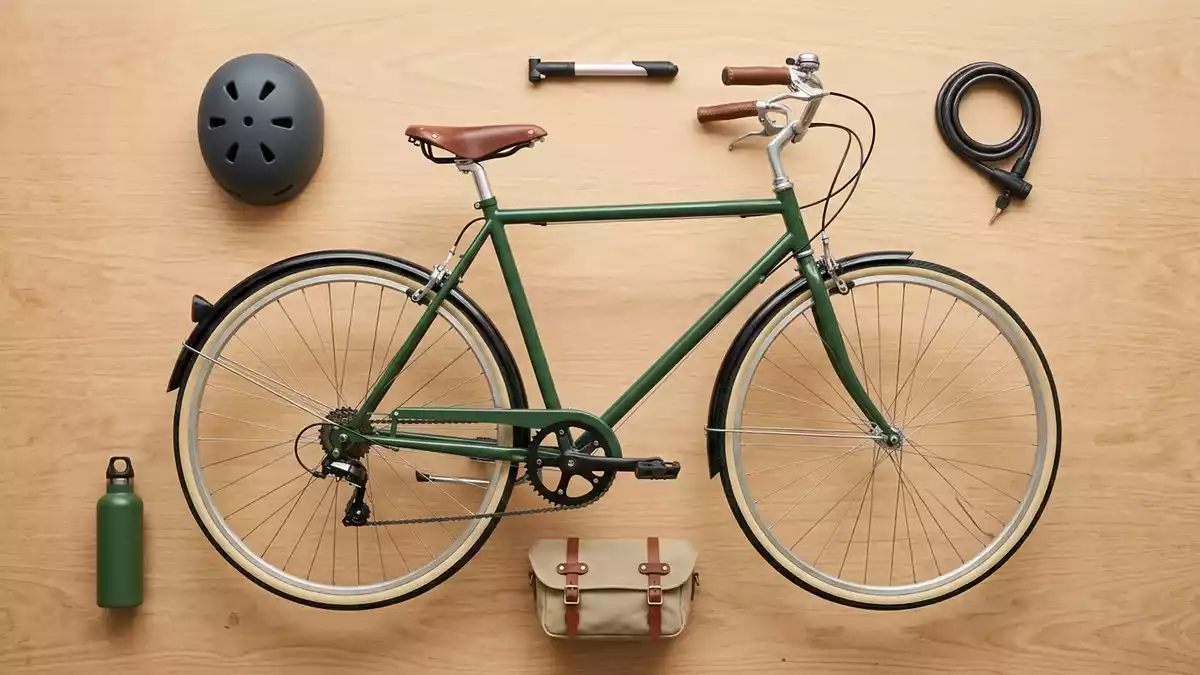 Flatlay-Arrangement rund um Cityrad mit passenden Requisiten von oben, neutral