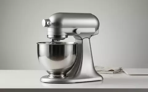 Fotorealistische Studioaufnahme von Kuechenmaschine zum Thema KitchenAid Artisan Mini 3, klare Lichtfuehrung - Foto: THN