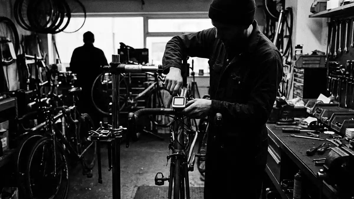 Schwarzweiss-Reportagebild mit Fahrradcomputer in dokumentarischer Arbeitsumgebung