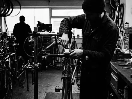 Schwarzweiss-Reportage mit Fahrradcomputer zum Thema Sigma ROX 4.0 Fahrradcomputer, hoher Kontrast, sachlich dargestellt - Foto: THN