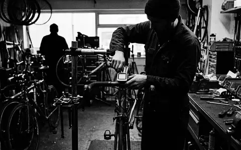 Schwarzweiss-Reportage mit Fahrradcomputer zum Thema Sigma ROX 4.0 Fahrradcomputer, hoher Kontrast, sachlich dargestellt - Foto: THN
