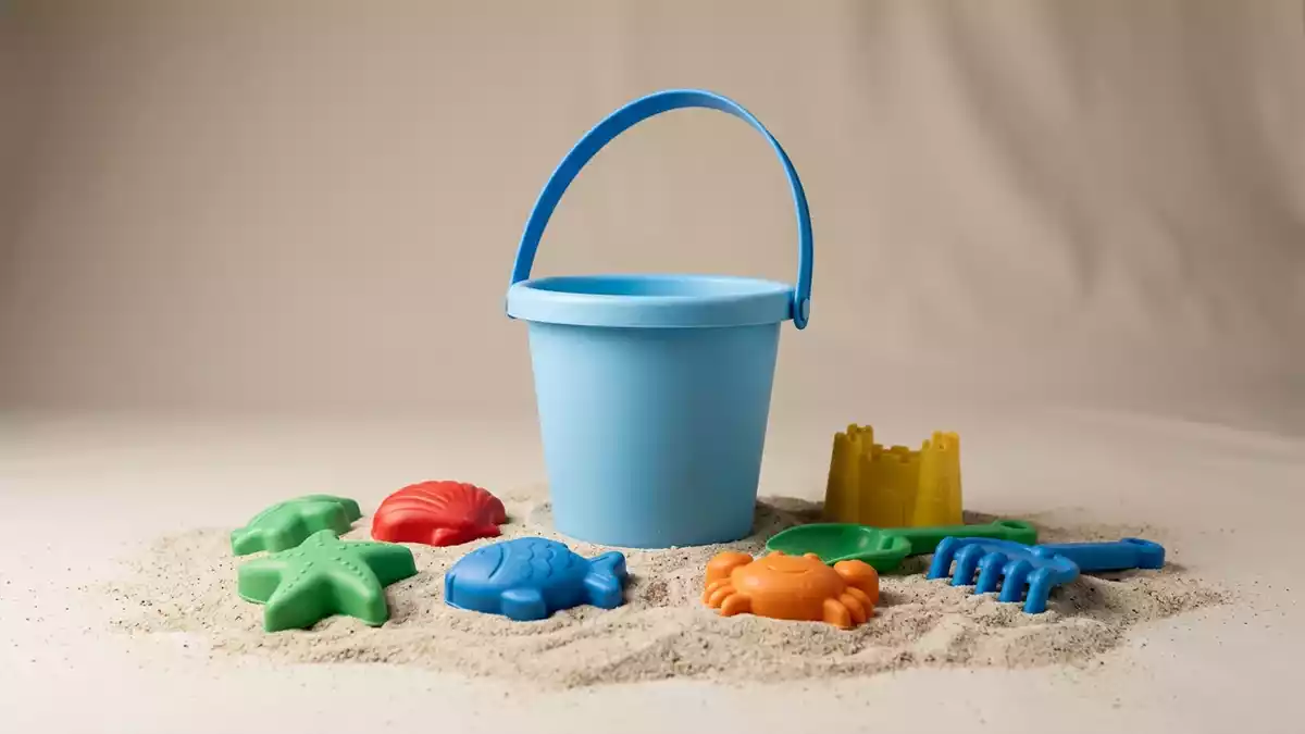 Fotorealistische Studioansicht von Strandspielzeug-Set in neutraler Produktdarstellung
