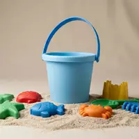 Fotorealistische Studioaufnahme von Strandspielzeug-Set zum Thema Simba Kinder Strandspielzeug Set, klare Lichtfuehrung - Foto: THN