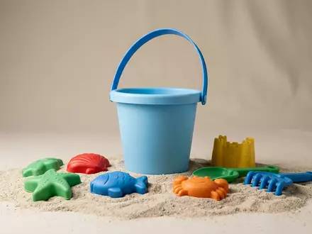 Fotorealistische Studioaufnahme von Strandspielzeug-Set zum Thema Simba Kinder Strandspielzeug Set, klare Lichtfuehrung - Foto: THN