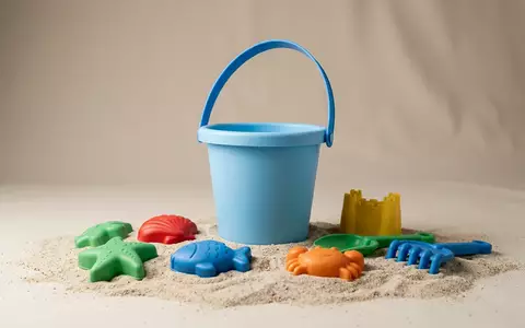 Fotorealistische Studioaufnahme von Strandspielzeug-Set zum Thema Simba Kinder Strandspielzeug Set, klare Lichtfuehrung - Foto: THN