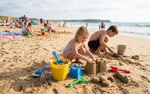 Fotorealistische Aufnahme von Strandspielzeug-Set am Strand zum Thema Simba Kinder Strandspielzeug Set, natuerliches Licht - Foto: THN