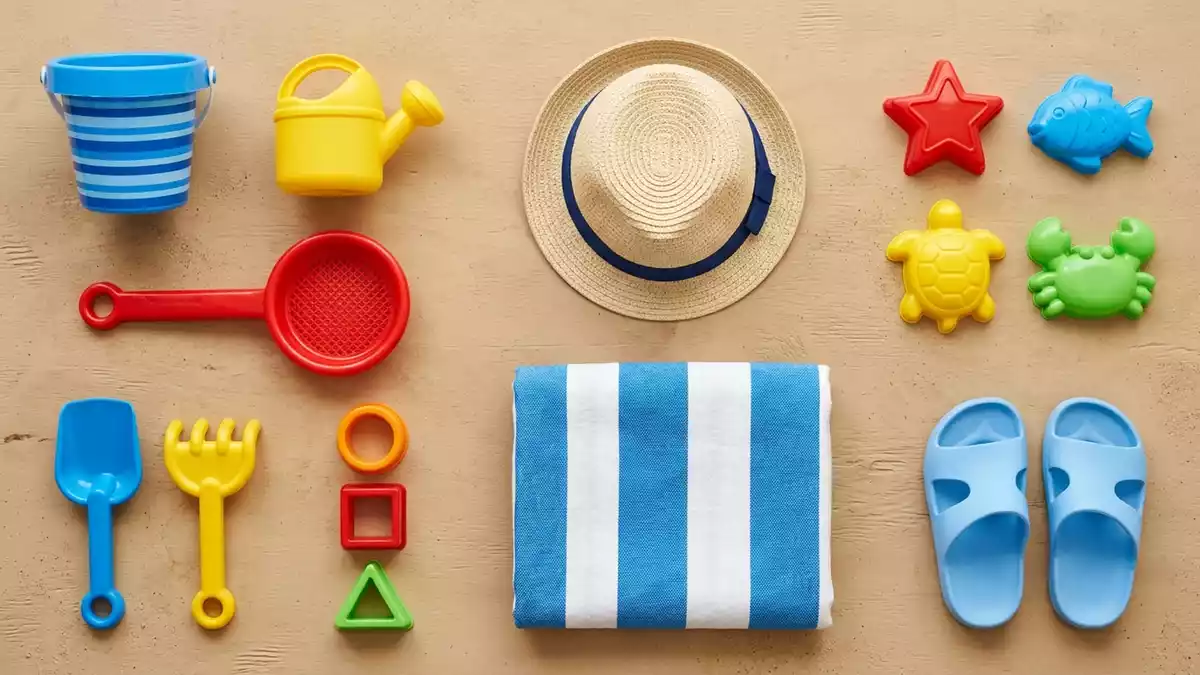 Flatlay-Arrangement rund um Strandspielzeug-Set mit passenden Requisiten von oben