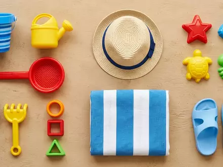Flatlay-Arrangement rund um Strandspielzeug-Set zum Thema Simba Kinder Strandspielzeug Set, weiches Oberlicht - Foto: THN