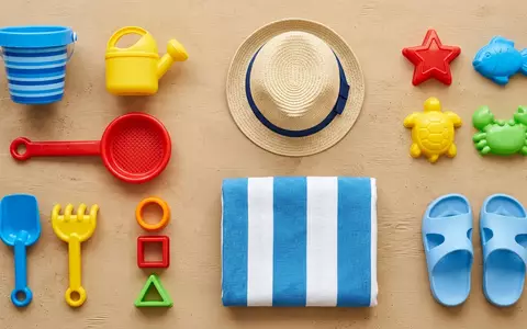 Flatlay-Arrangement rund um Strandspielzeug-Set zum Thema Simba Kinder Strandspielzeug Set, weiches Oberlicht - Foto: THN