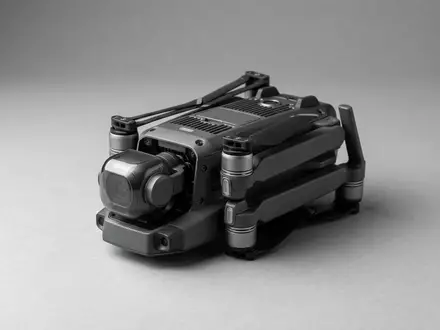 Fotorealistische Studioaufnahme von Kameradrohne zum Thema SJRC F11S 4K Pro, klare Lichtfuehrung - Foto: THN