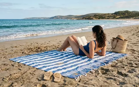 Fotorealistische Aufnahme von Strandtuch am Strand zum Thema Lacoste Herren Strandtuch Croc-Logo, natuerliches Licht - Foto: THN
