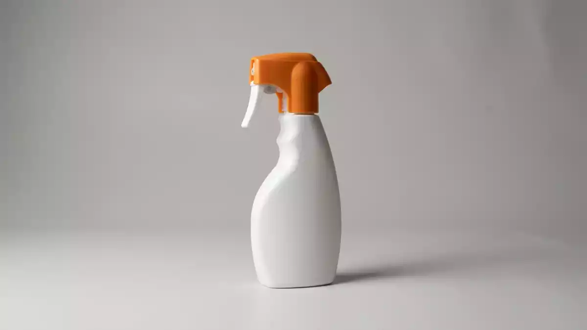 Fotorealistische Studioansicht von Kindersonnenspray in neutraler Produktdarstellung
