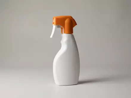 Fotorealistische Studioaufnahme von Kindersonnenspray zum Thema Ladival Kinder Sonnenschutz Spray, klare Lichtfuehrung - Foto: THN