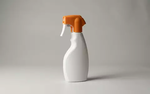 Fotorealistische Studioaufnahme von Kindersonnenspray zum Thema Ladival Kinder Sonnenschutz Spray, klare Lichtfuehrung - Foto: THN