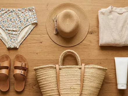 Flatlay-Arrangement rund um Bikinihose zum Thema L*Space Damen Bikini-Hose Sandy, weiches Oberlicht - Foto: THN
