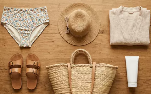 Flatlay-Arrangement rund um Bikinihose zum Thema L*Space Damen Bikini-Hose Sandy, weiches Oberlicht - Foto: THN