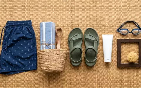 Flatlay-Arrangement rund um Badeshorts zum Thema Lacoste Herren Badeshorts gedruckt, weiches Oberlicht - Foto: THN