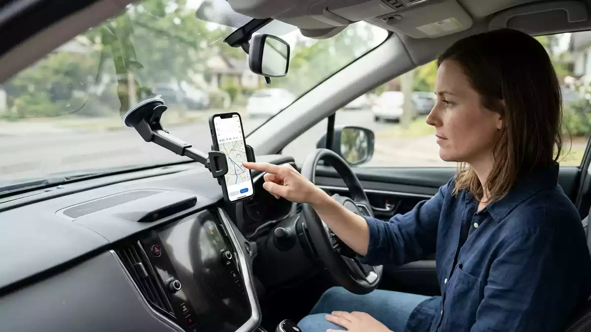 Fotorealistische Ansicht von Handyhalter im Auto in realer Umgebung, neutral