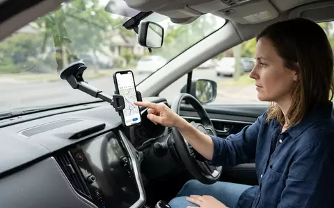 Fotorealistische Aufnahme von Handyhalter im Auto zum Thema Nulaxy Handyhalter Auto Windschutzscheibe, natuerliches Licht - Foto: THN