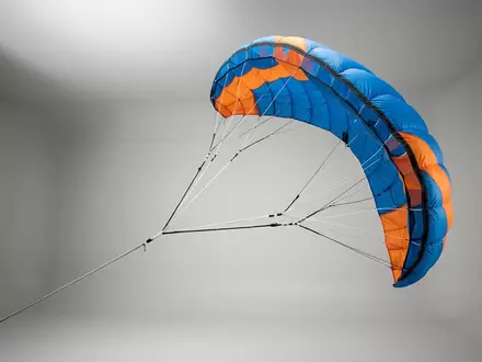 Fotorealistische Studioaufnahme von Lenkdrachen zum Thema North Pulse Kite Einleiner, klare Lichtfuehrung - Foto: THN