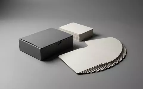 Fotorealistische Studioaufnahme von Kartenspiel zum Thema The Mind, klare Lichtfuehrung, sachlich dargestellt - Foto: THN