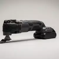 Fotorealistische Studioaufnahme von Akku Multifunktionswerkzeug zum Thema Bosch Professional GOP 18V-28, klare Lichtfuehrung - Foto: THN