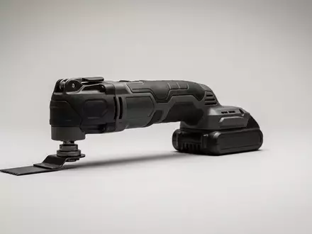 Fotorealistische Studioaufnahme von Akku Multifunktionswerkzeug zum Thema Bosch Professional GOP 18V-28, klare Lichtfuehrung - Foto: THN