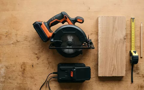 Flatlay-Arrangement rund um Akku Kreissaege zum Thema Bosch Professional GKS 185-LI, weiches Oberlicht - Foto: THN