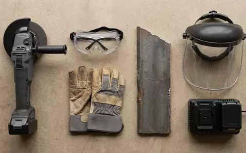Flatlay-Arrangement rund um Akku Winkelschleifer zum Thema Bosch Professional GWS 18V-10, weiches Oberlicht - Foto: THN