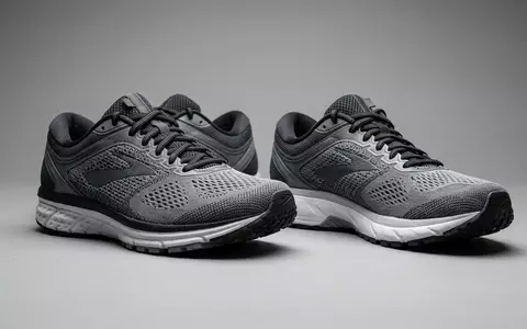 Fotorealistische Studioaufnahme von Laufschuhe zum Thema Nike Revolution 7 Laufschuhe, klare Lichtfuehrung - Foto: THN