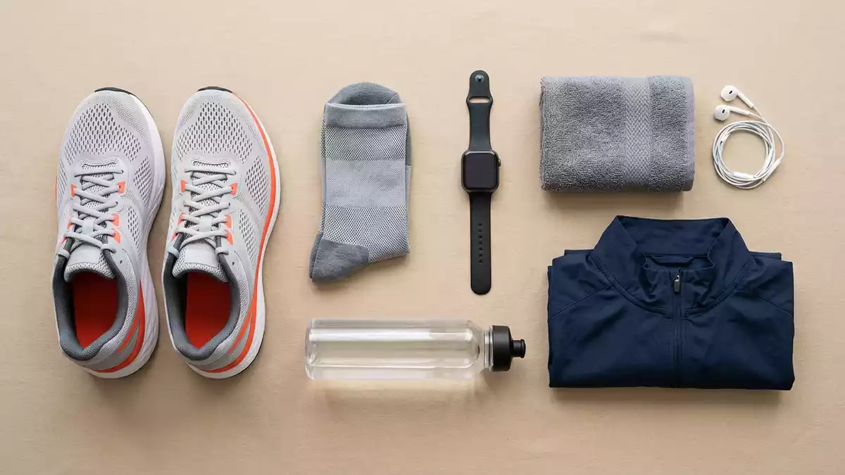 Flatlay-Arrangement rund um Laufschuhe mit passenden Requisiten von oben, neutral