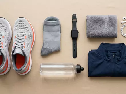 Flatlay-Arrangement rund um Laufschuhe zum Thema Nike Revolution 7 Laufschuhe, weiches Oberlicht - Foto: THN