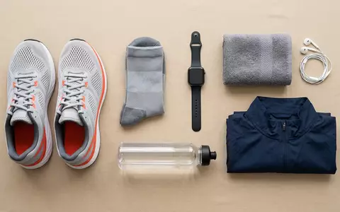 Flatlay-Arrangement rund um Laufschuhe zum Thema Nike Revolution 7 Laufschuhe, weiches Oberlicht - Foto: THN