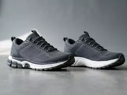 Fotorealistische Studioaufnahme von Laufschuhe zum Thema Nike Pegasus 41 Laufschuhe, klare Lichtfuehrung - Foto: THN