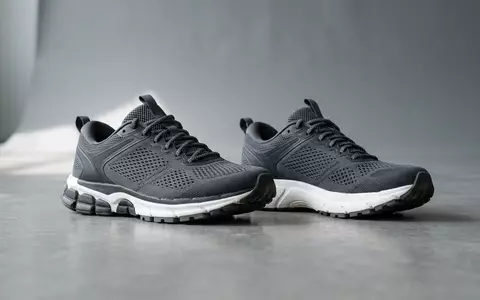 Fotorealistische Studioaufnahme von Laufschuhe zum Thema Nike Pegasus 41 Laufschuhe, klare Lichtfuehrung - Foto: THN